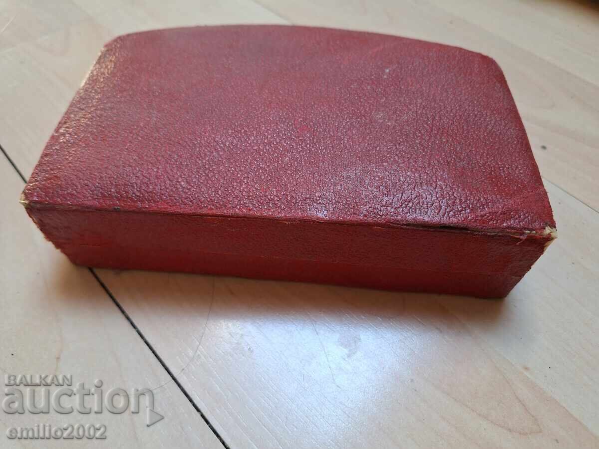 Παράδοση Ραπτικά υλικά σε κουτί ρετρό σοσιαλιστικό