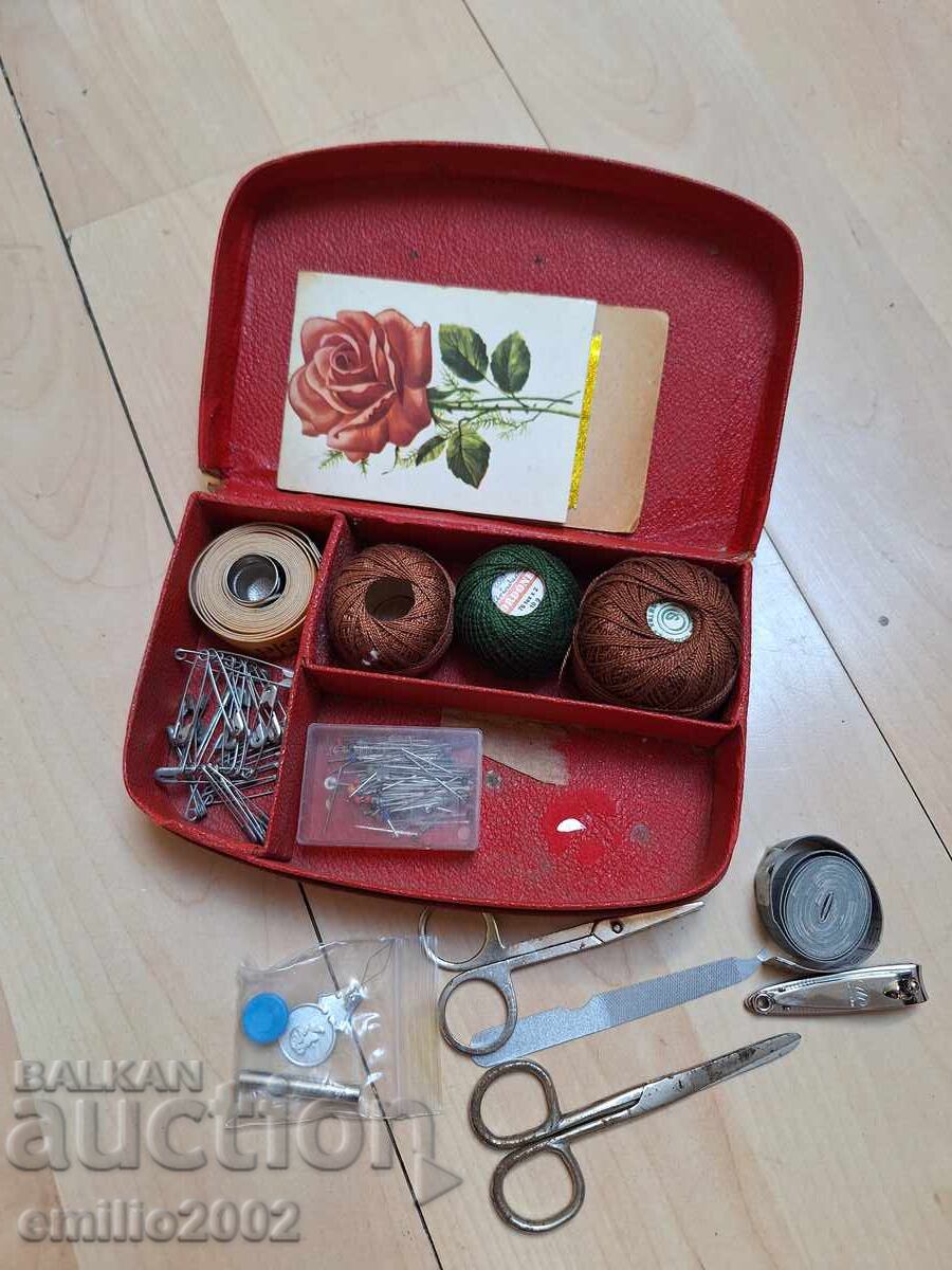 Ραπτικά υλικά σε κουτί ρετρό σοσιαλιστικό