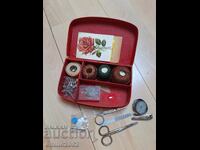 Ραπτικά υλικά σε κουτί ρετρό σοσιαλιστικό