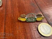 INSIGNĂ - Friends Central Perk Breloc emailat Broșă Buton Noutate