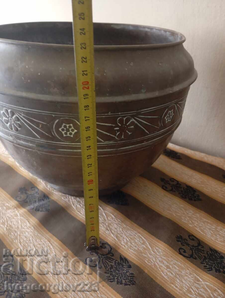 Ghiveci vechi din alamă, jardiniere cu preț 75.00 BGN | € 38.35 Ghiveci vechi din alamă, jardiniere cu preț 75.00 BGN | € 38.35