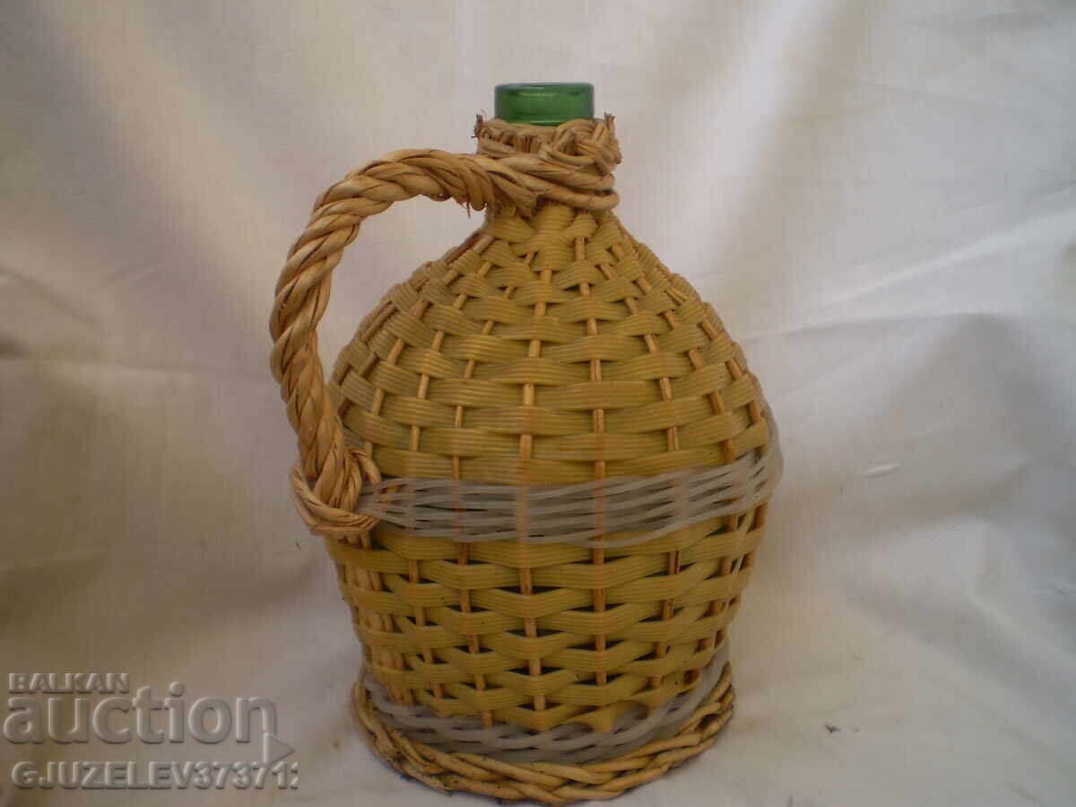 Υγιής μικρή πράσινη γυάλινη δαματζάνα χωρίς ρωγμές, άθικτη