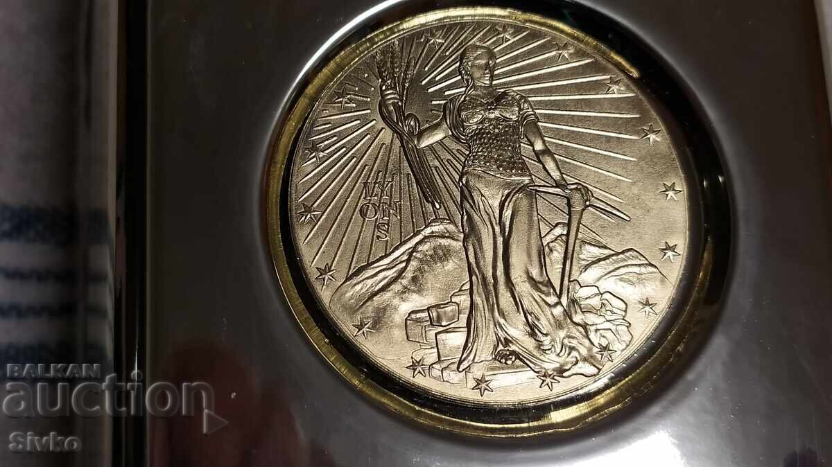 Κουτί ουίσκι σε σχήμα χρυσού ράβδου με τιμή 9.99 BGN | € 5.11