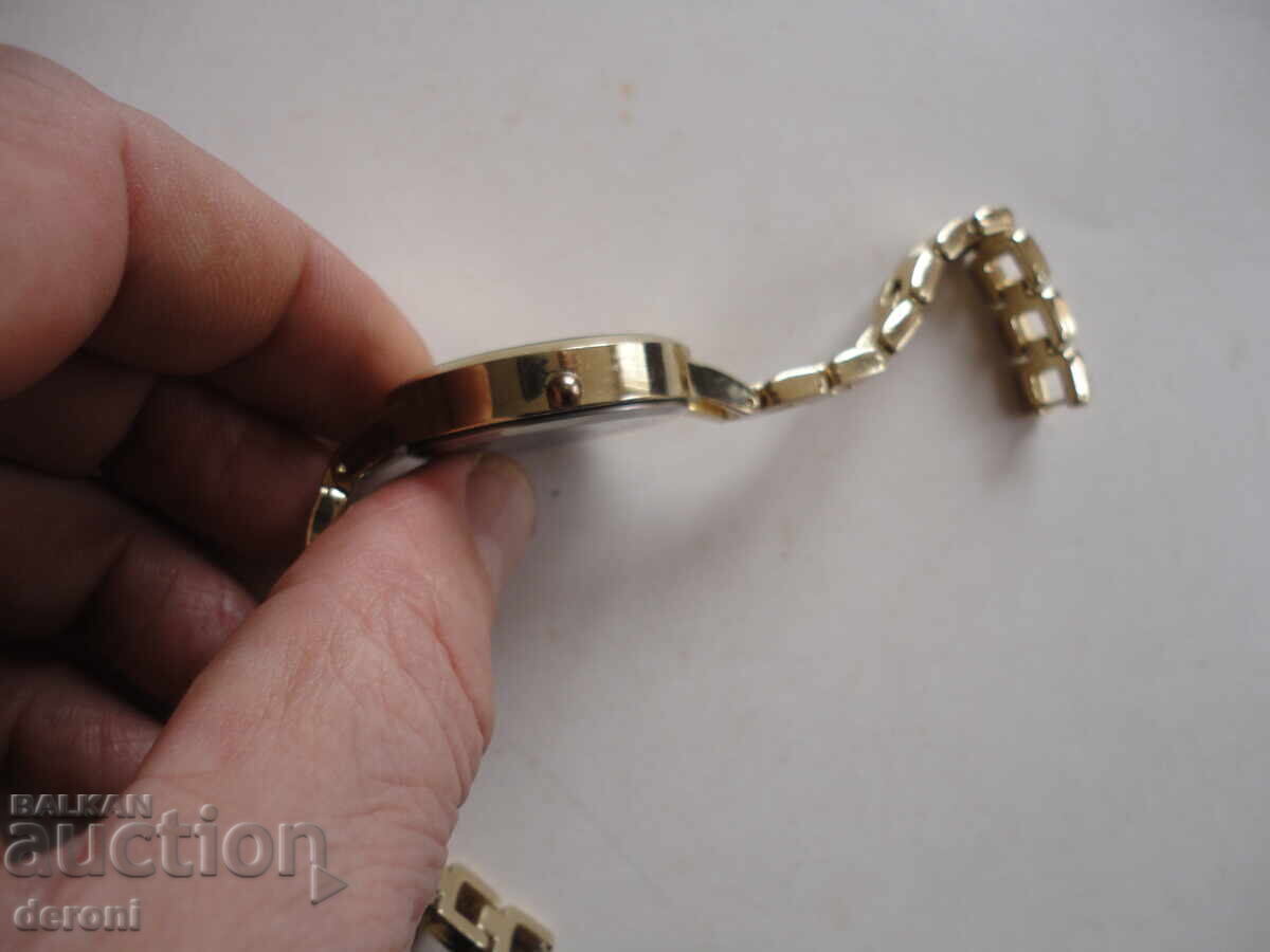 Delivery of Gold-plated watch with crystals