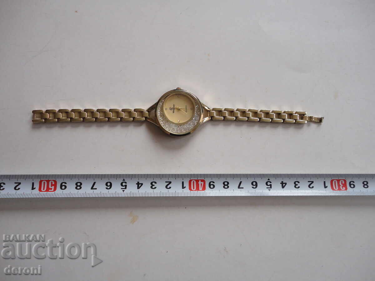 Gold-plated watch with crystals
