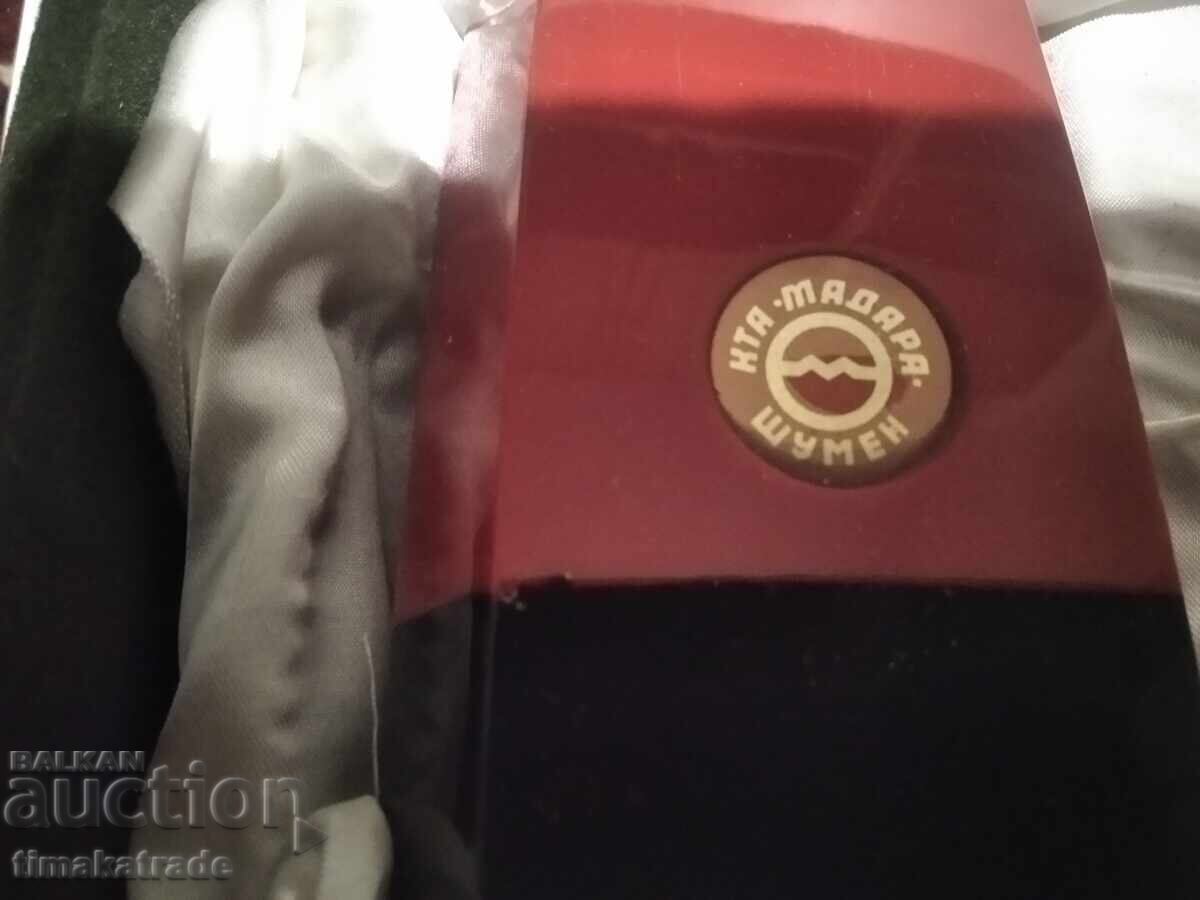 Аукцион Луксозна кутия с 3 броя сувенири от бакелит/каталин