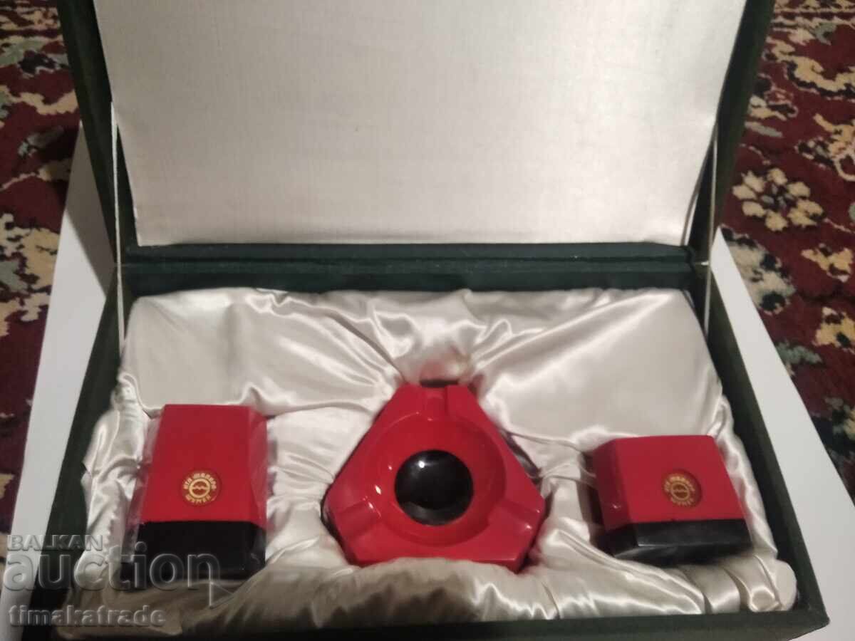 Луксозна кутия с 3 броя сувенири от бакелит/каталин