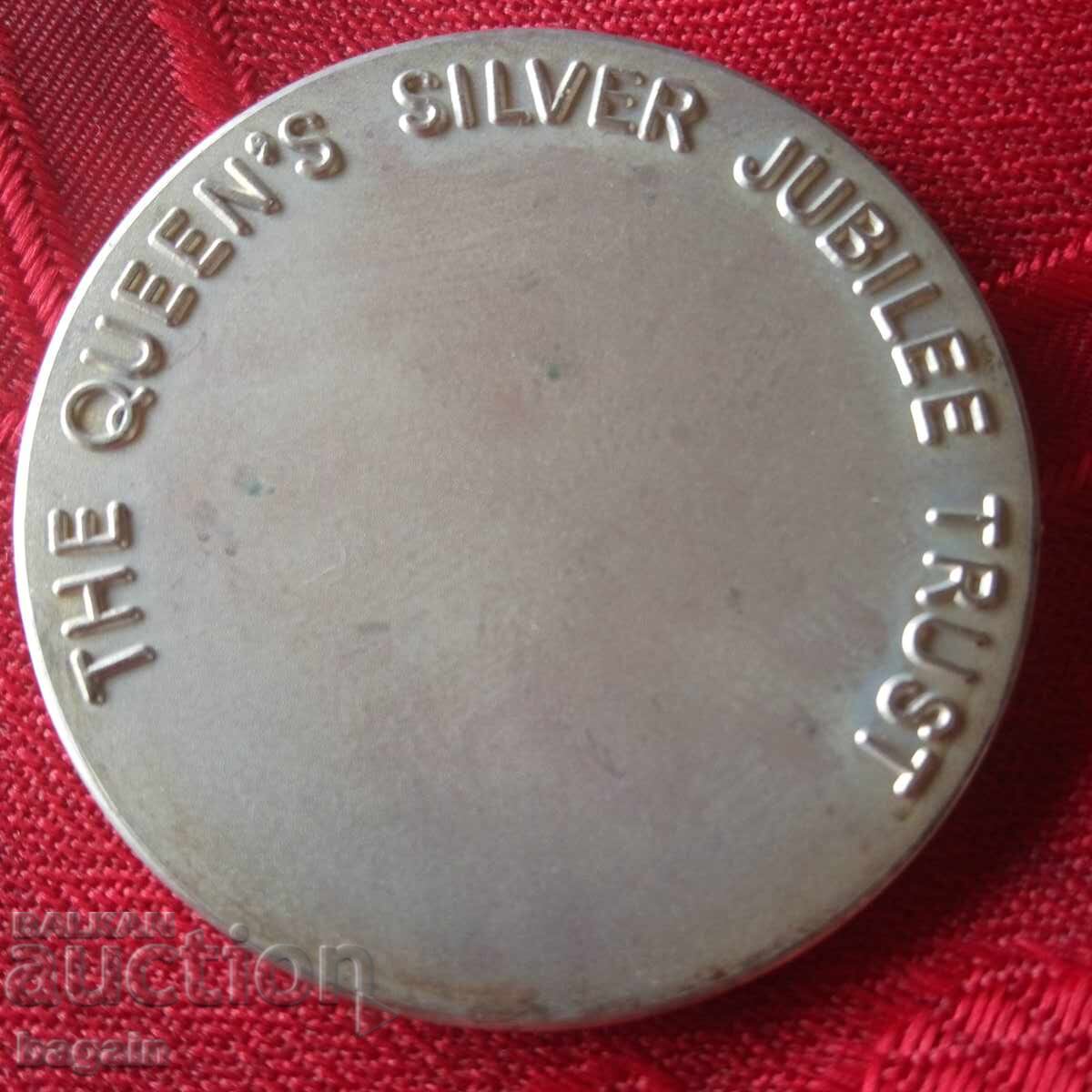 Plachetă cu Regina Elisabeta cu preț 30.00 BGN | € 15.34