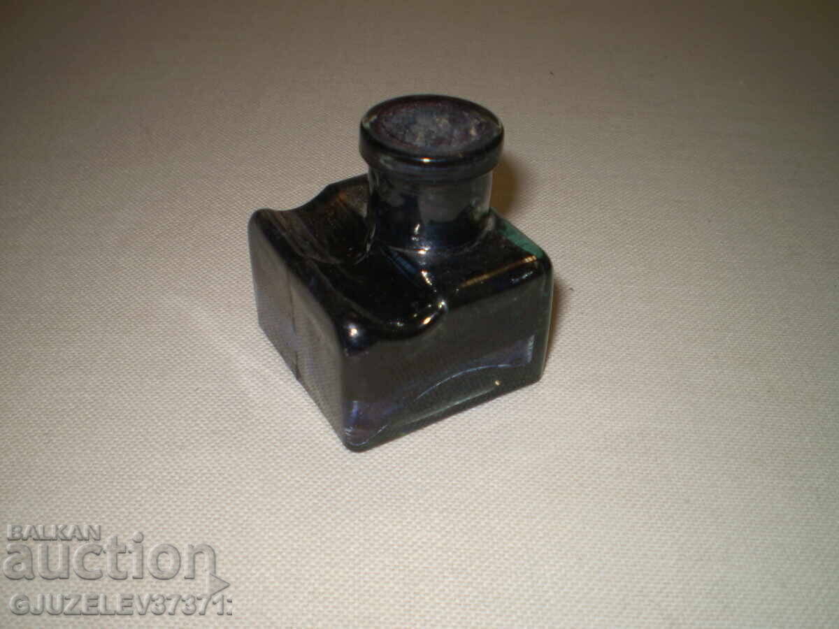 Secolul al XIX-lea, mică călimară de sticlă cu preț 79.00 BGN | € 40.39