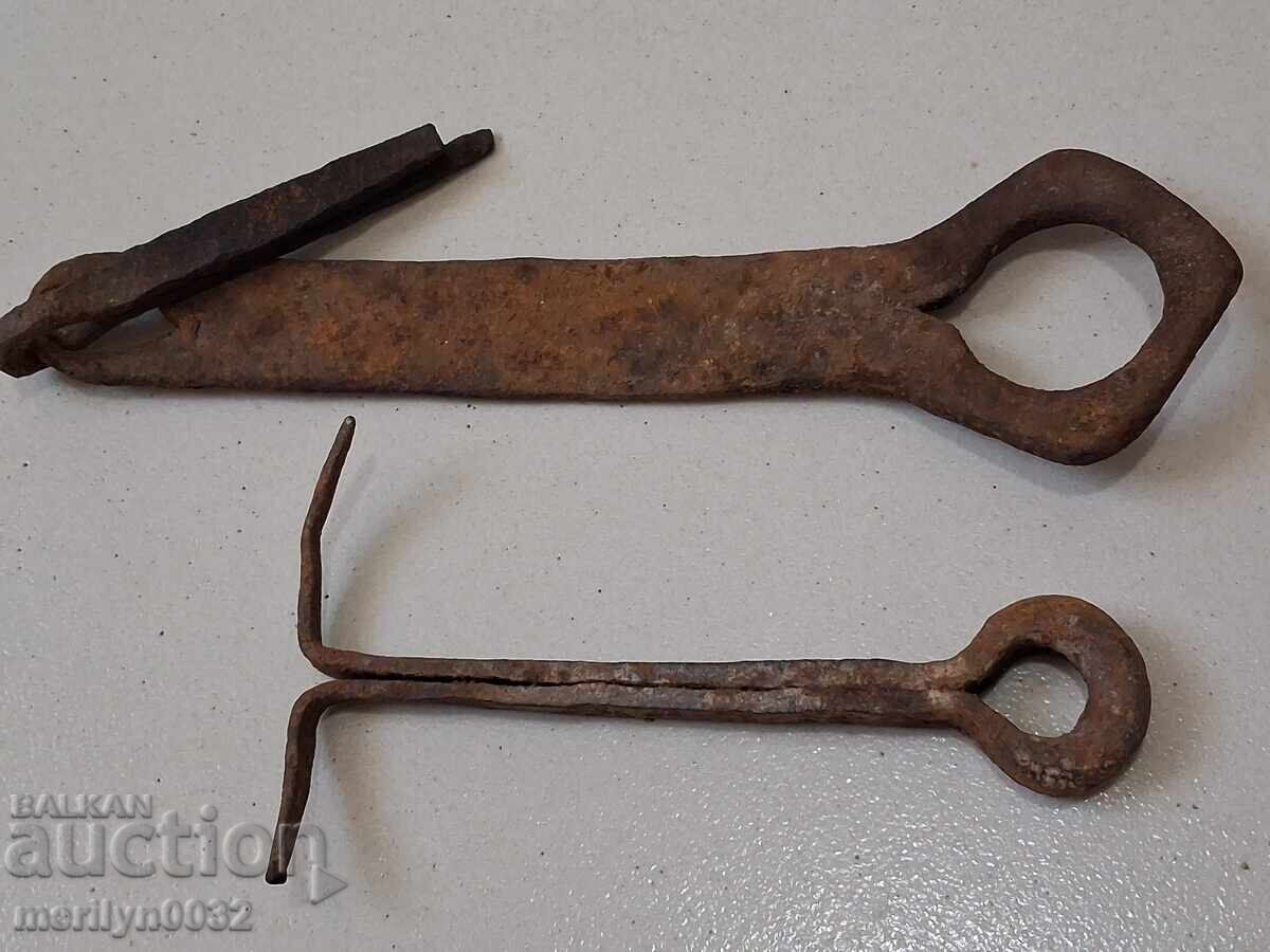 Old carved wrought iron padlock primitive chain with price 41.00 BGN | € 20.96 Old carved wrought iron padlock primitive chain with price 41.00 BGN | € 20.96