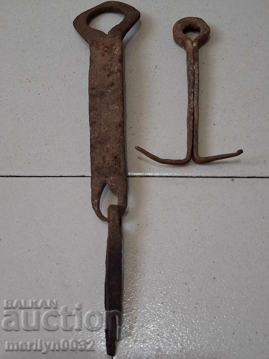 Auction Old carved wrought iron padlock primitive chain Auction Old carved wrought iron padlock primitive chain