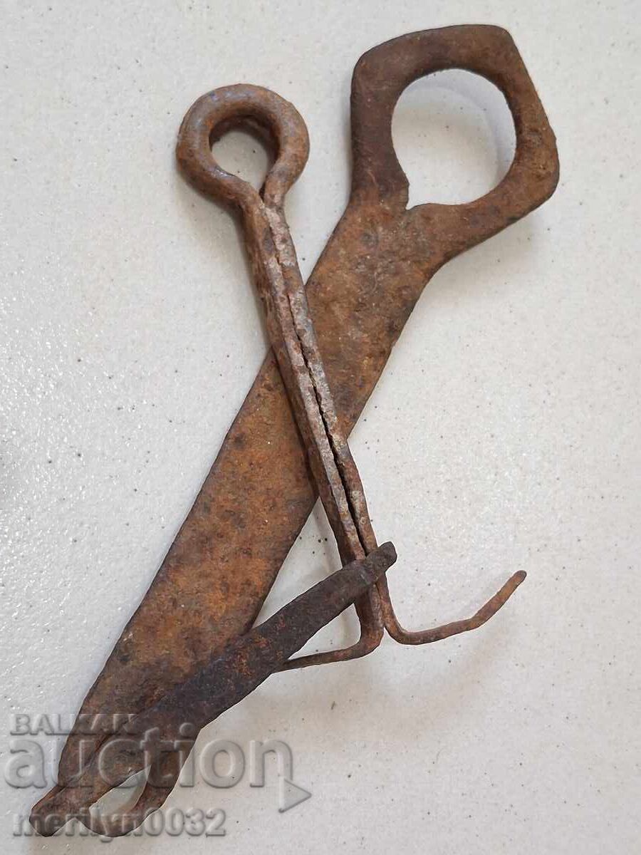 Delivery of Old carved wrought iron padlock primitive chain Delivery of Old carved wrought iron padlock primitive chain