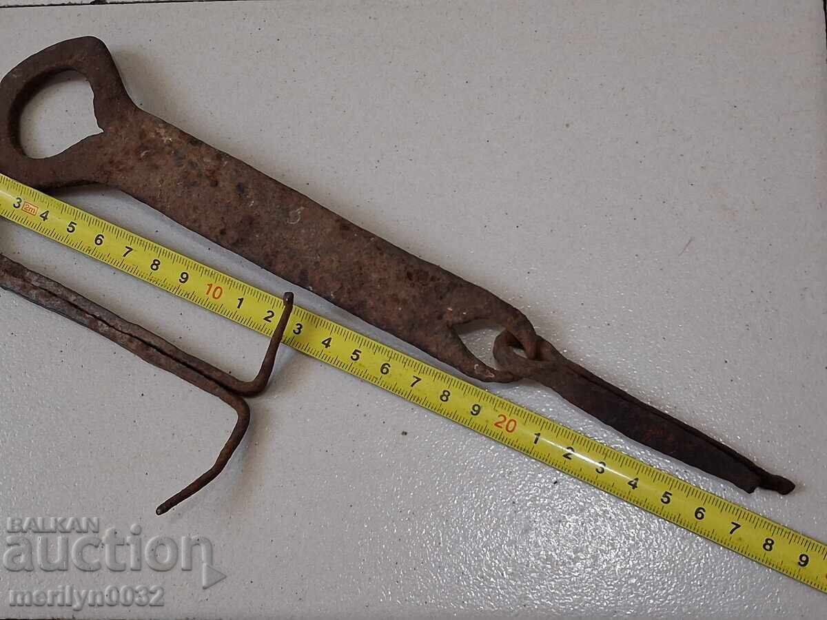 Old carved wrought iron padlock primitive chain - 5 Old carved wrought iron padlock primitive chain - 5