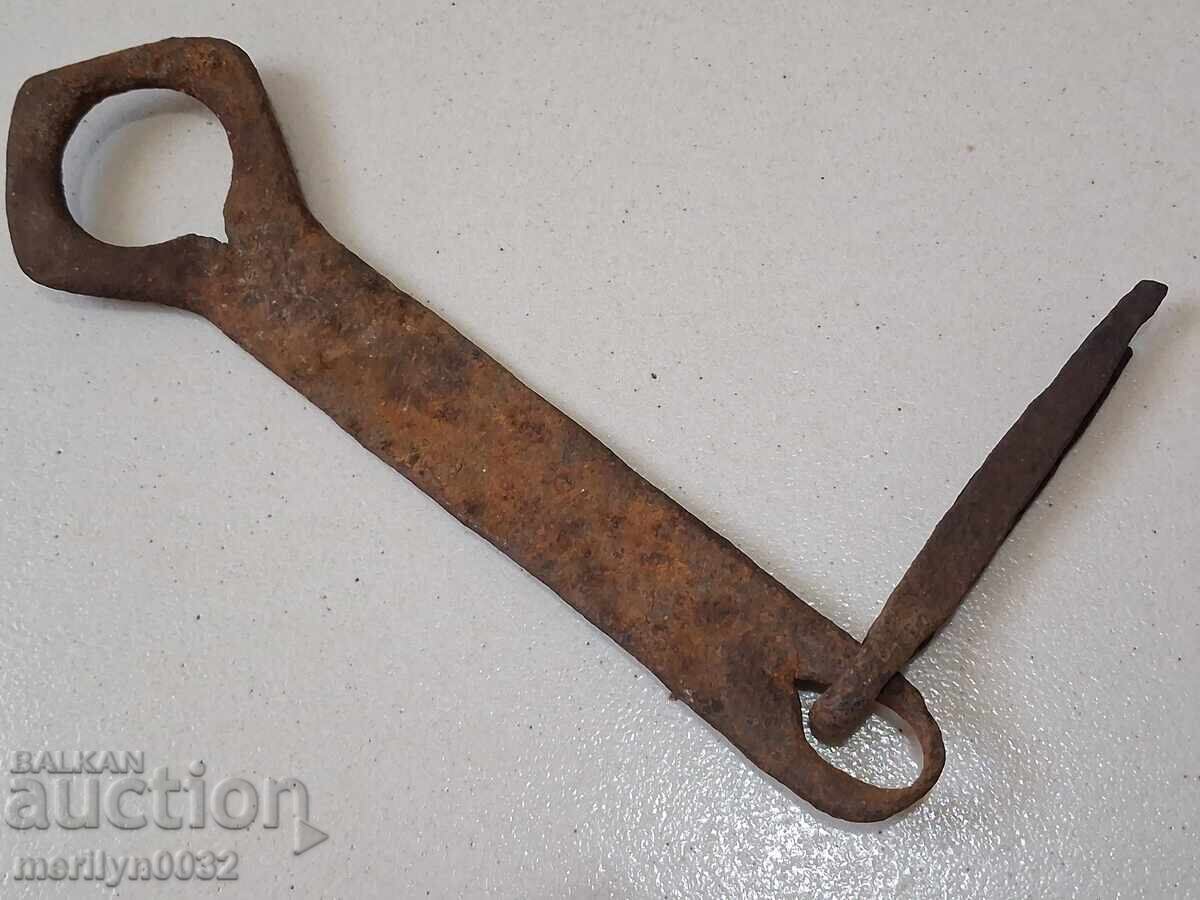 Old carved wrought iron padlock primitive chain - 7 Old carved wrought iron padlock primitive chain - 7