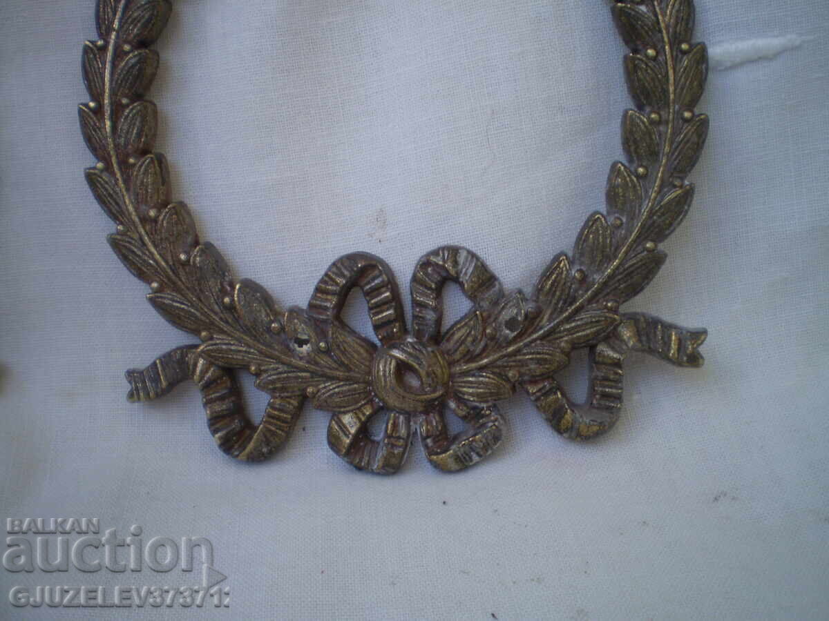 Δημοπρασία Δύο παλιά vintage χυτοσίδηρα μπρούτζινα βάζα με φιόγκο, για διακόσμηση Δημοπρασία Δύο παλιά vintage χυτοσίδηρα μπρούτζινα βάζα με φιόγκο, για διακόσμηση