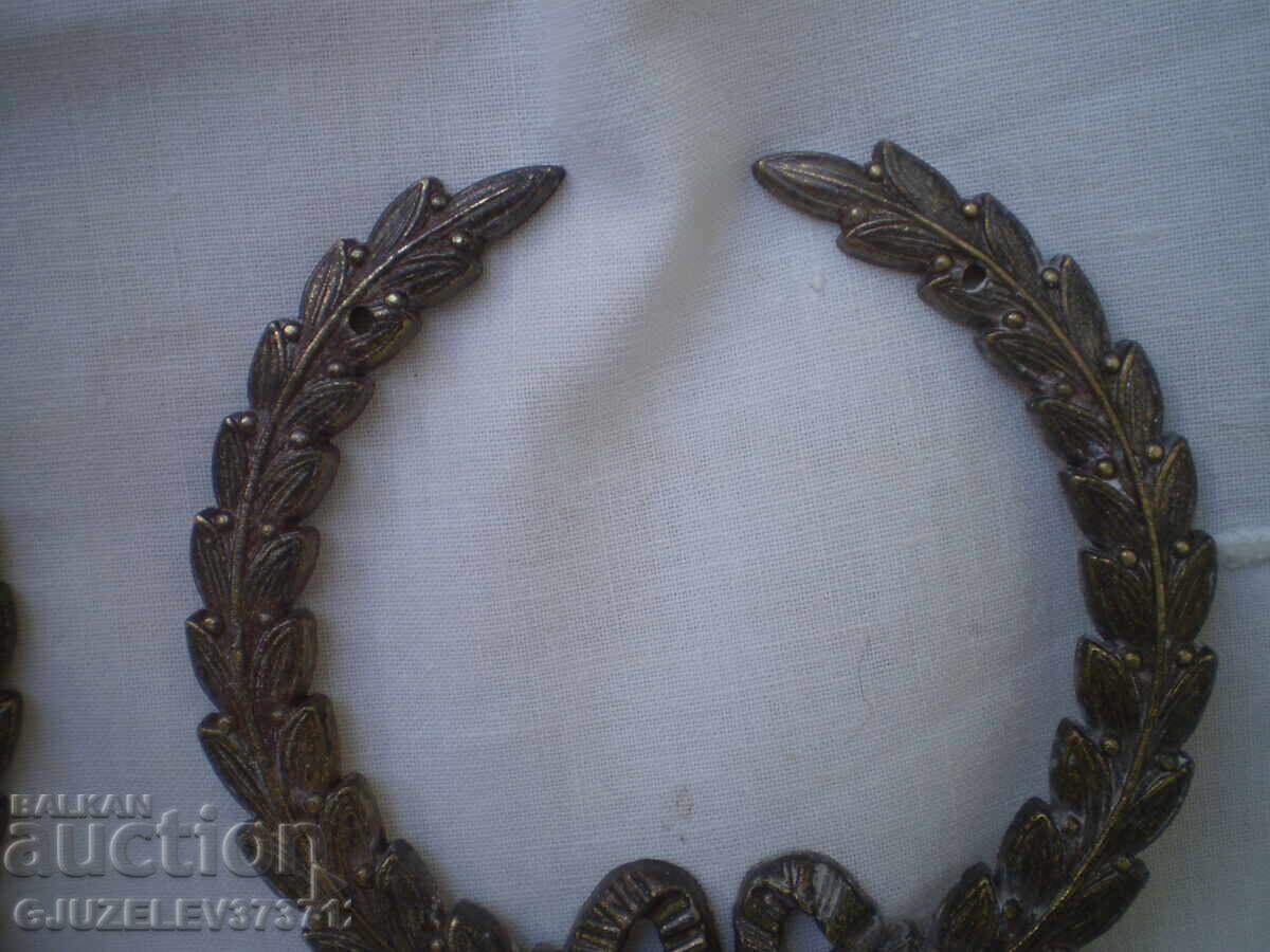 Παράδοση Δύο παλιά vintage χυτοσίδηρα μπρούτζινα βάζα με φιόγκο, για διακόσμηση Παράδοση Δύο παλιά vintage χυτοσίδηρα μπρούτζινα βάζα με φιόγκο, για διακόσμηση