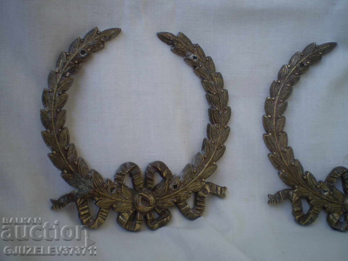 Δύο παλιά vintage χυτοσίδηρα μπρούτζινα βάζα με φιόγκο, για διακόσμηση - 7 Δύο παλιά vintage χυτοσίδηρα μπρούτζινα βάζα με φιόγκο, για διακόσμηση - 7