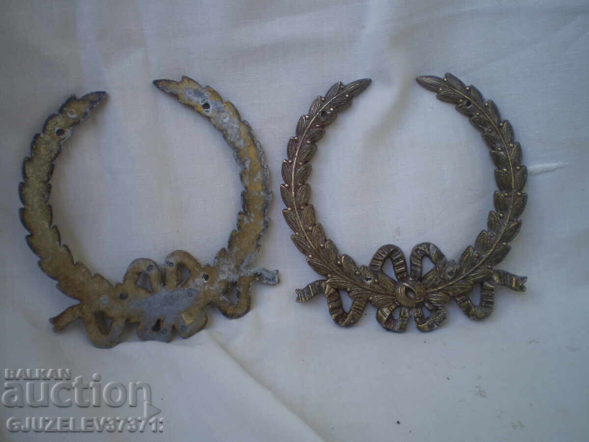 Δύο παλιά vintage χυτοσίδηρα μπρούτζινα βάζα με φιόγκο, για διακόσμηση Δύο παλιά vintage χυτοσίδηρα μπρούτζινα βάζα με φιόγκο, για διακόσμηση