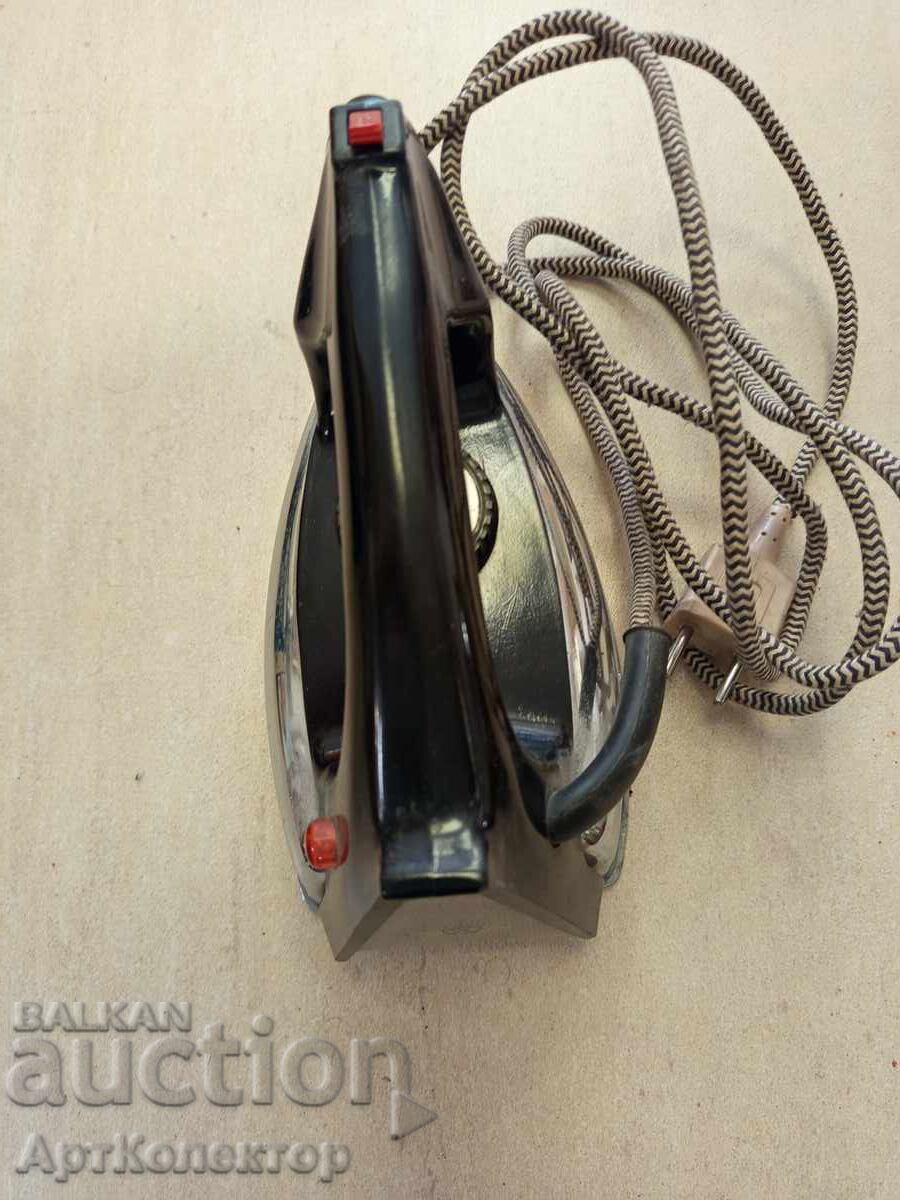 Παράδοση Παλιό ρωσικό σοβιετικό σίδερο ατμού sssr Παράδοση Παλιό ρωσικό σοβιετικό σίδερο ατμού sssr