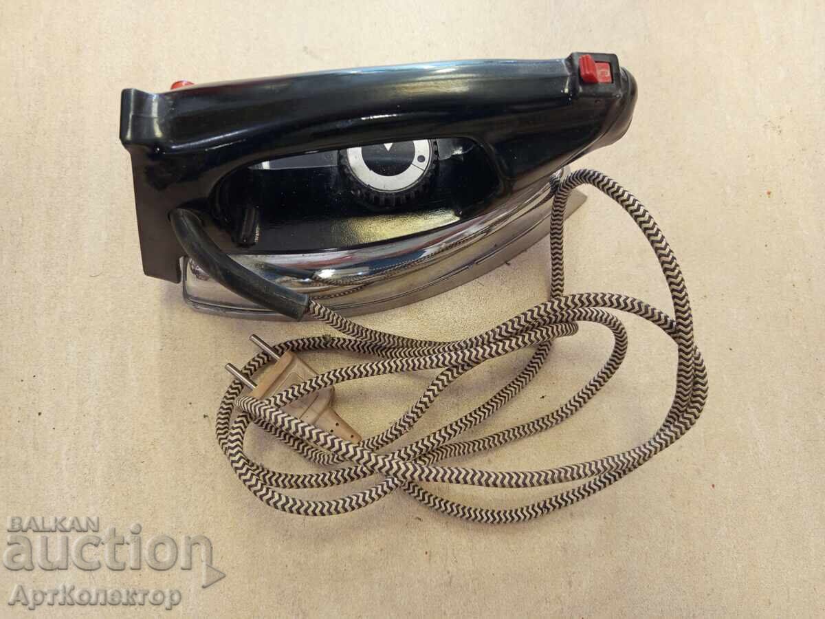 Παλιό ρωσικό σοβιετικό σίδερο ατμού sssr Παλιό ρωσικό σοβιετικό σίδερο ατμού sssr