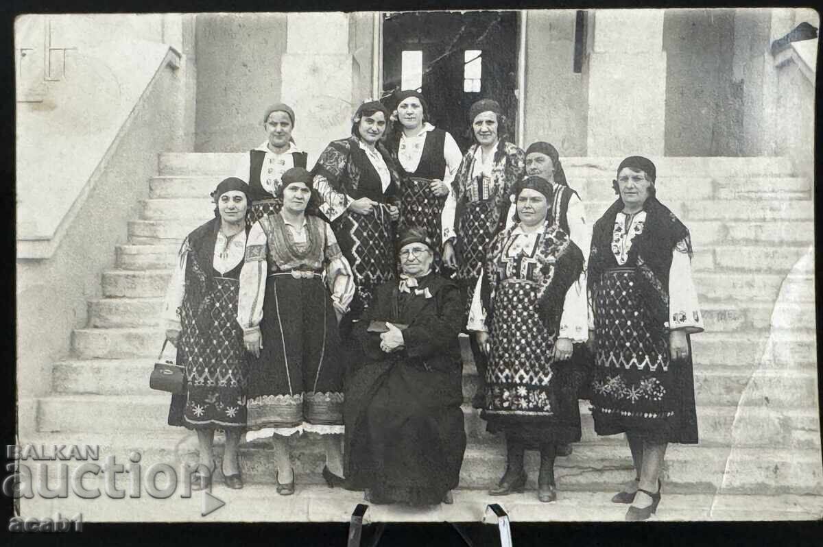 Дами в Носии 40 те години