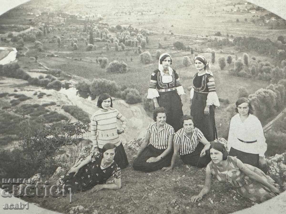 Κορίτσια με φορεσιές Στρώμα