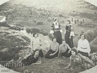 Моми с носии Струма