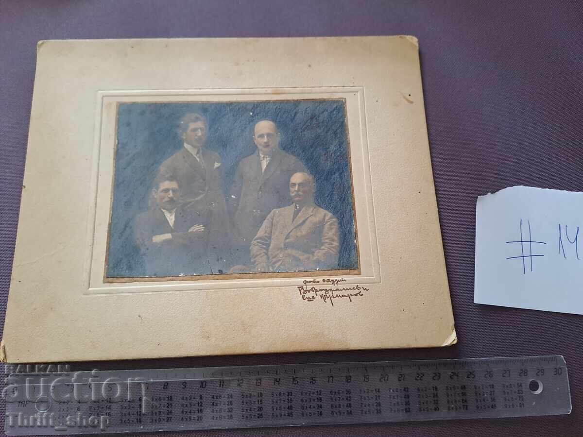 Fotografie veche - carton - grup de oameni Fotografie veche - carton - grup de oameni