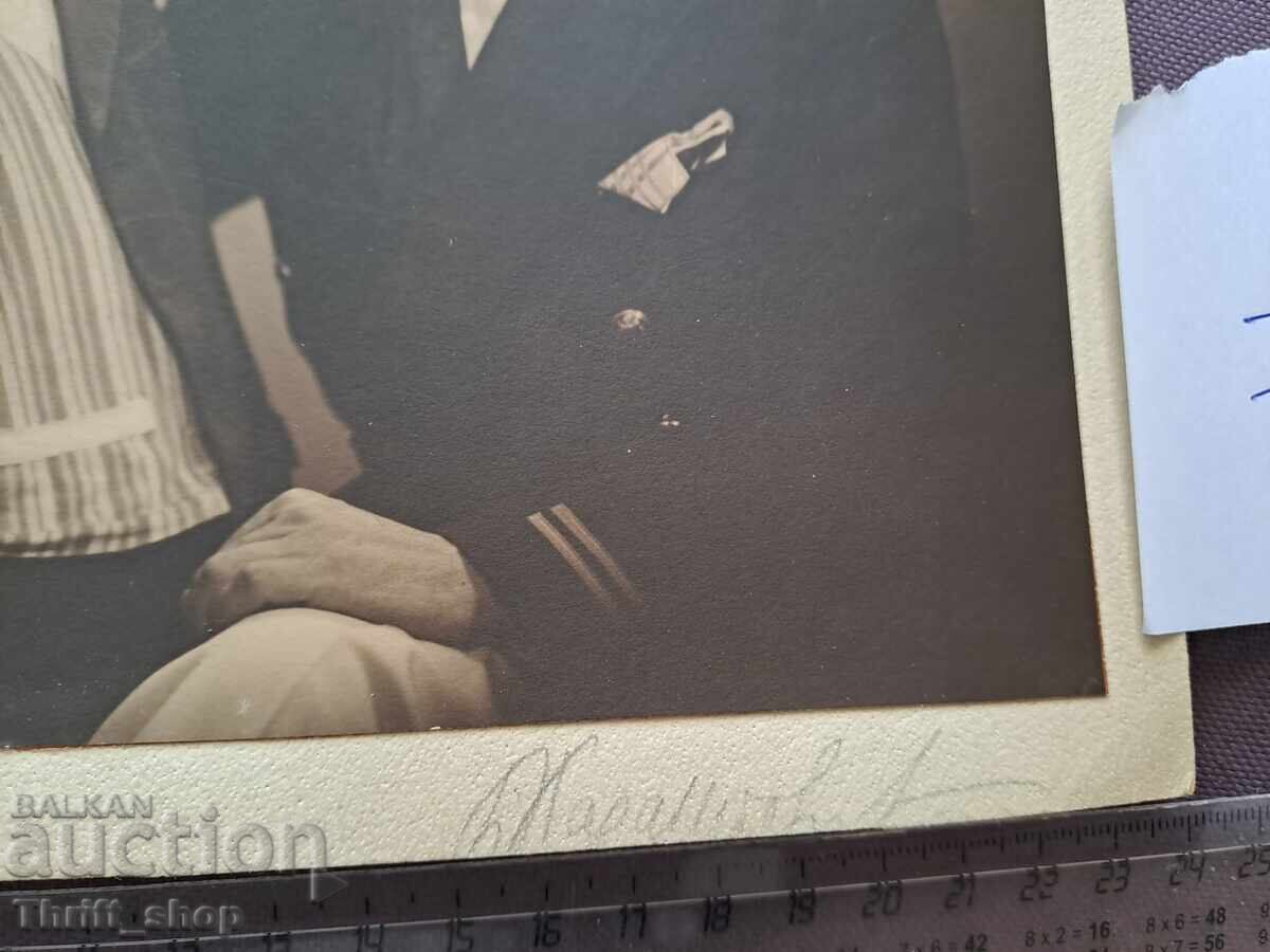 Fotografie veche - carton - Portret cu preț 5.00 BGN | € 2.56 Fotografie veche - carton - Portret cu preț 5.00 BGN | € 2.56