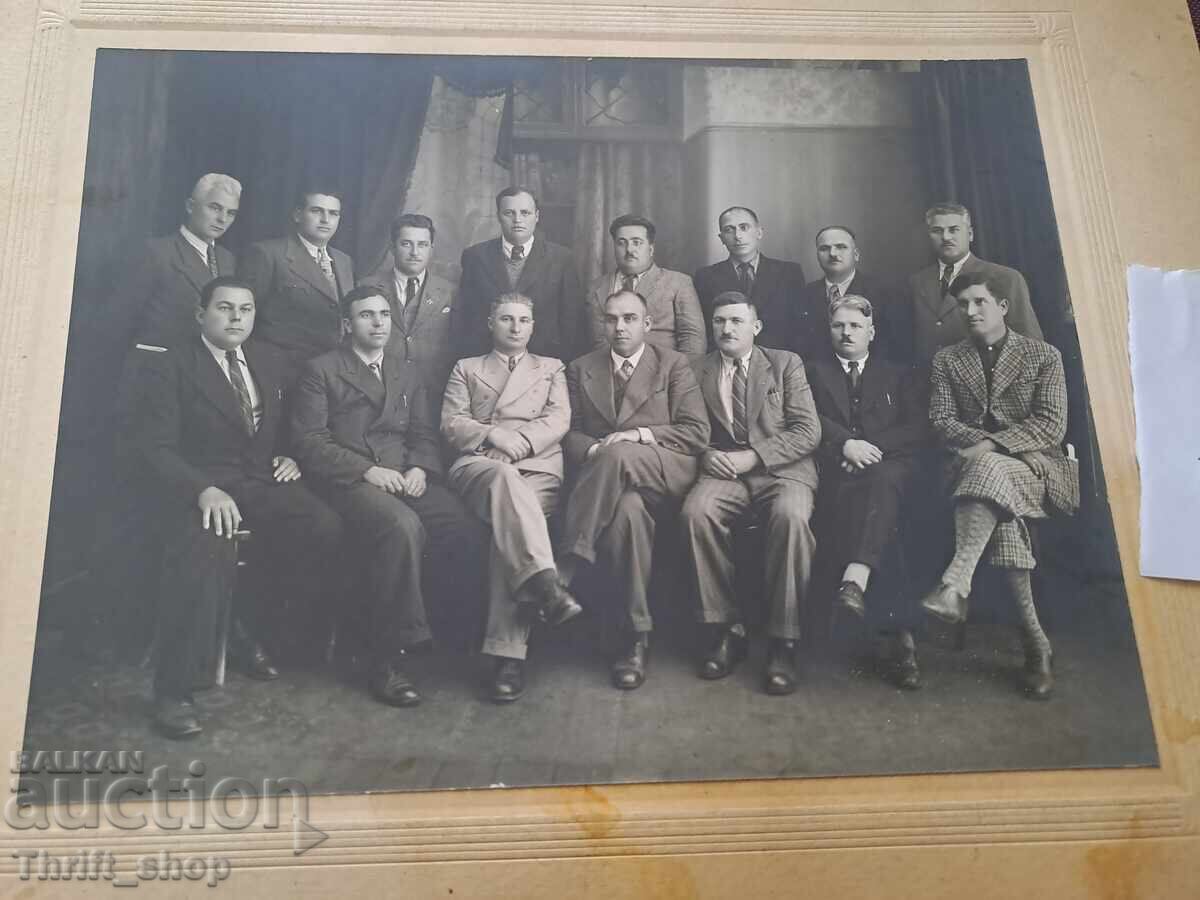 Παλιά φωτογραφία - χαρτόνι - ομάδα ανθρώπων με τιμή 10.00 BGN | € 5.11