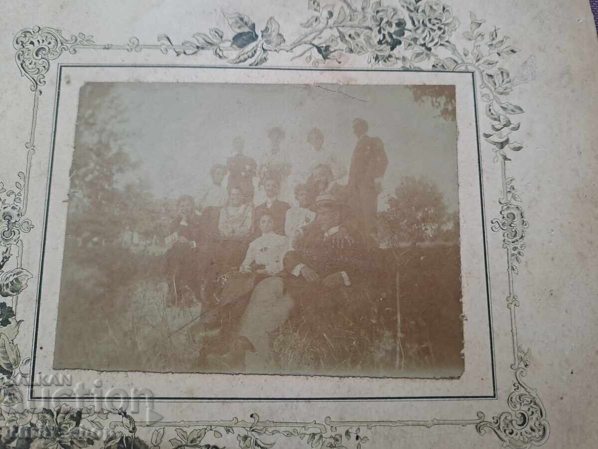 Fotografie veche - carton - grup de oameni cu preț 3.00 BGN | € 1.53 Fotografie veche - carton - grup de oameni cu preț 3.00 BGN | € 1.53