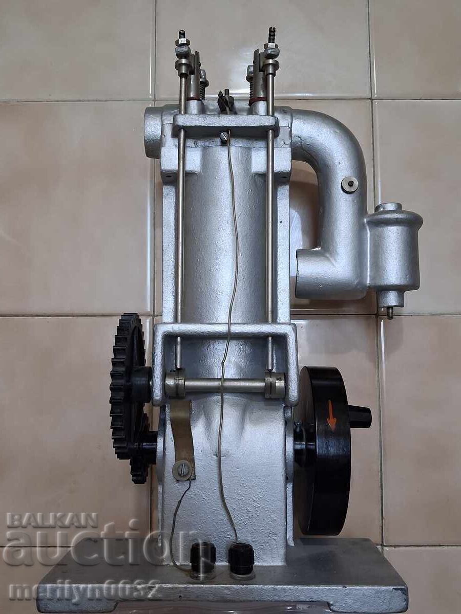 Βίντατζ Μακέτα βενζινοκινητήρα μοντέλο 70's Ν.Δ.Β. Λειτουργεί με τιμή 199.90 BGN | € 102.21