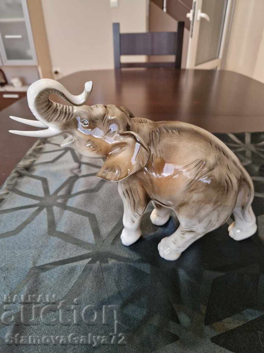 Figurină statuetă rară din porțelan antic Royal Dux cu preț 344.00 BGN | € 175.88 Figurină statuetă rară din porțelan antic Royal Dux cu preț 344.00 BGN | € 175.88