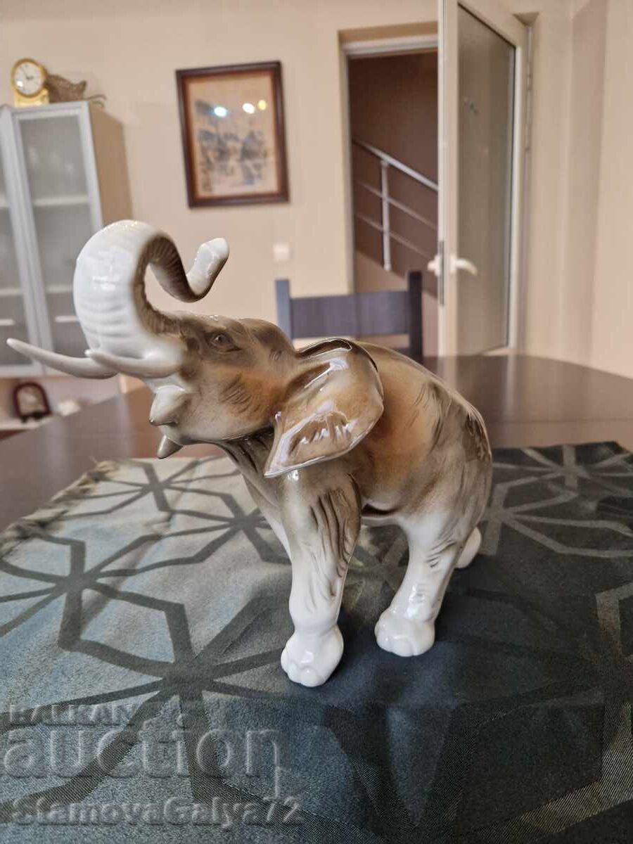 Licitație Figurină statuetă rară din porțelan antic Royal Dux Licitație Figurină statuetă rară din porțelan antic Royal Dux