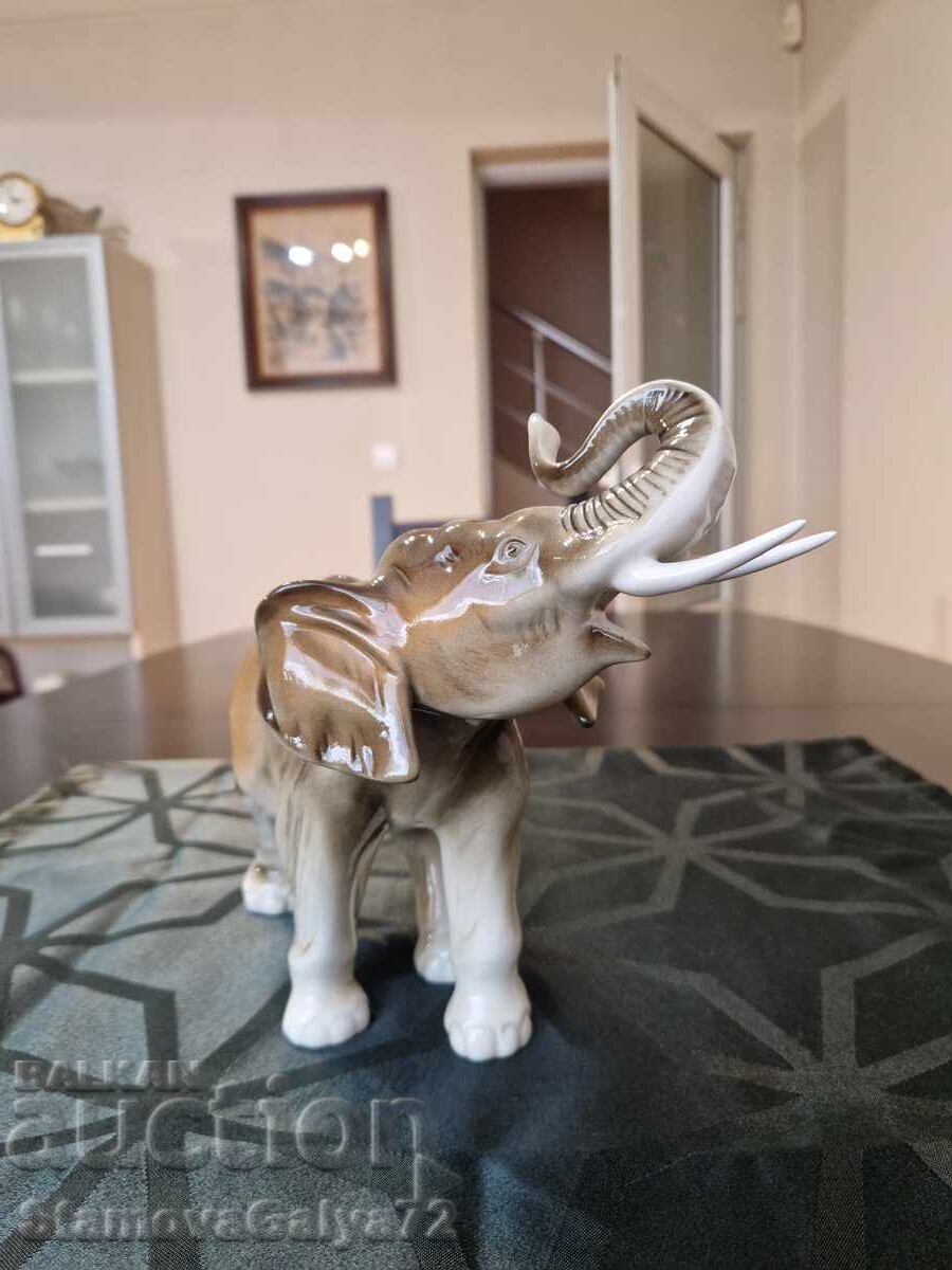 Livrarea Figurină statuetă rară din porțelan antic Royal Dux Livrarea Figurină statuetă rară din porțelan antic Royal Dux