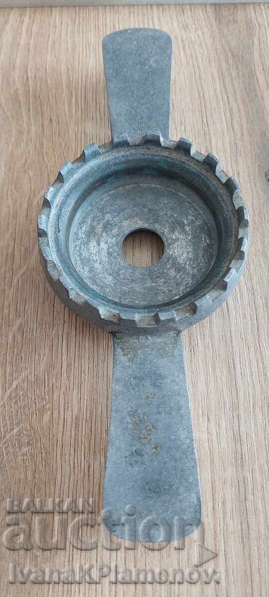 Σφραγιστικό βάζων ρετρό για γνώστες (Zatvarachka za burkani retro za tseniteli) με τιμή 10.00 BGN | € 5.11