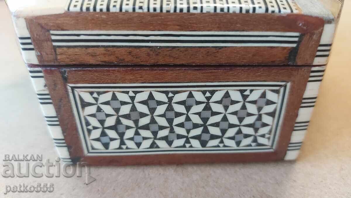 Cutie veche de lemn pentru bijuterii sidef Intarsie cu preț 100.00 BGN | € 51.13