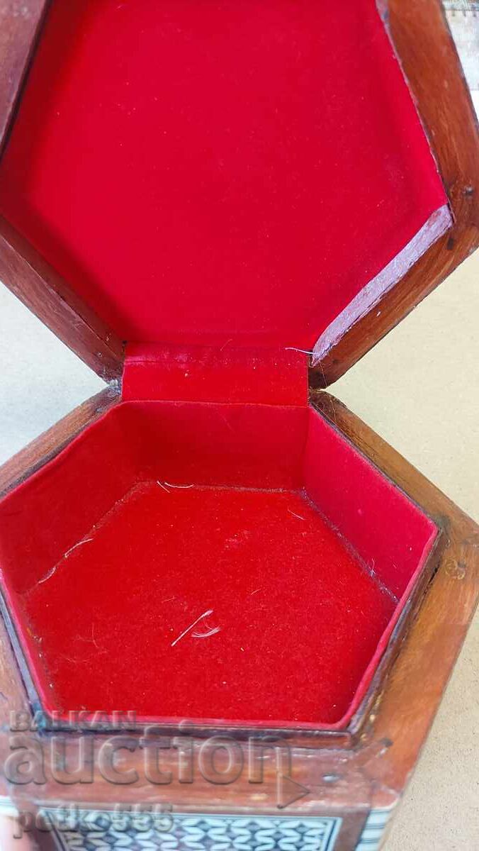 Licitație Cutie veche de lemn pentru bijuterii sidef Intarsie