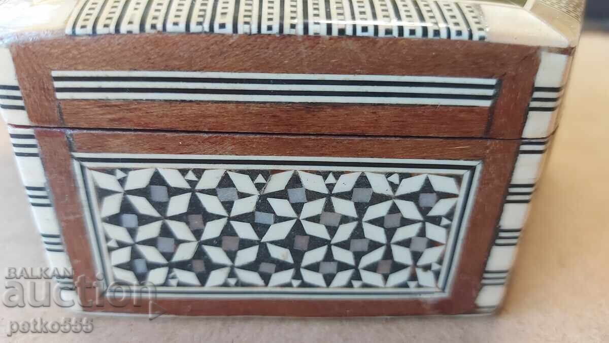 Livrarea Cutie veche de lemn pentru bijuterii sidef Intarsie