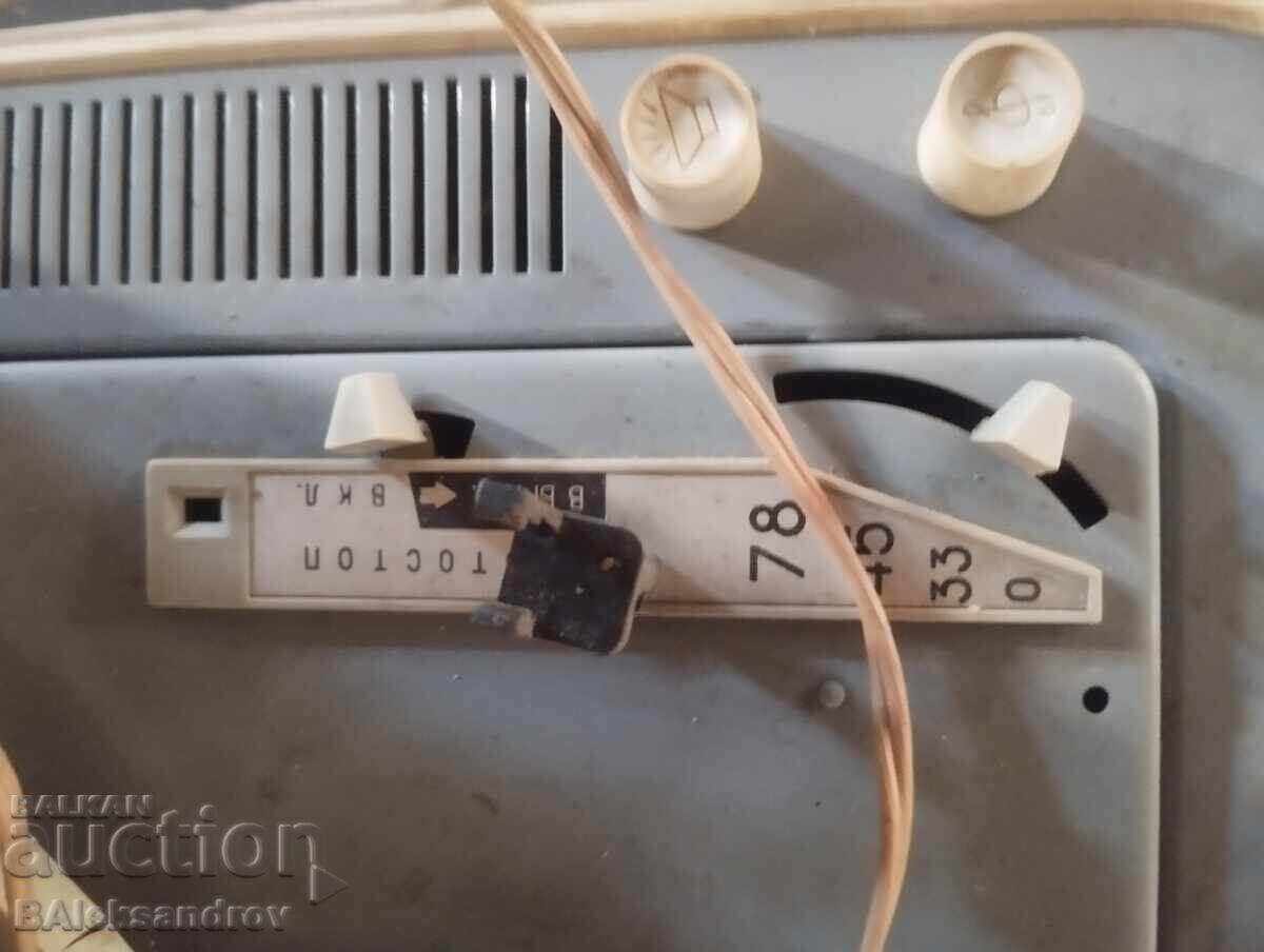 Livrarea Valiză veche cu pick-up portabil