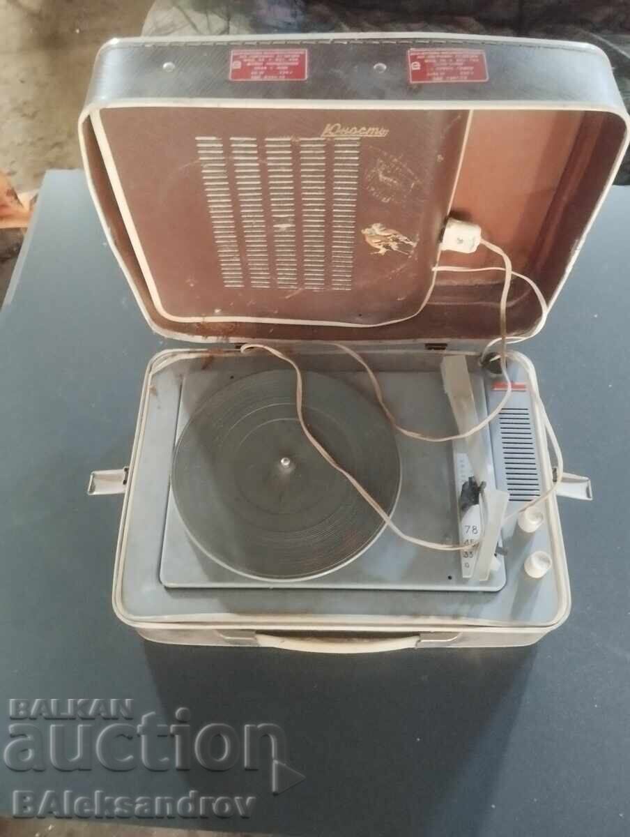 Valiză veche cu pick-up portabil