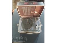 Valiză veche cu pick-up portabil