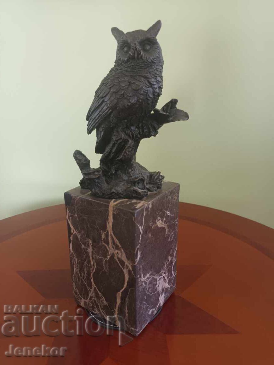 Бронзова фигура бухала.