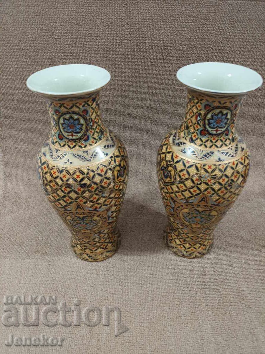 Vaze chinezești pictate manual.