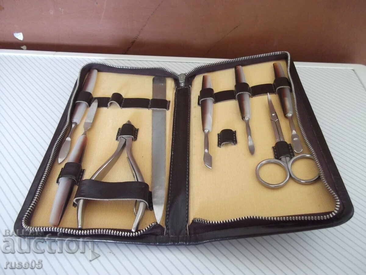 Аукцион Комплект за маникюр и педикюр в кожен несесер Аукцион Комплект за маникюр и педикюр в кожен несесер