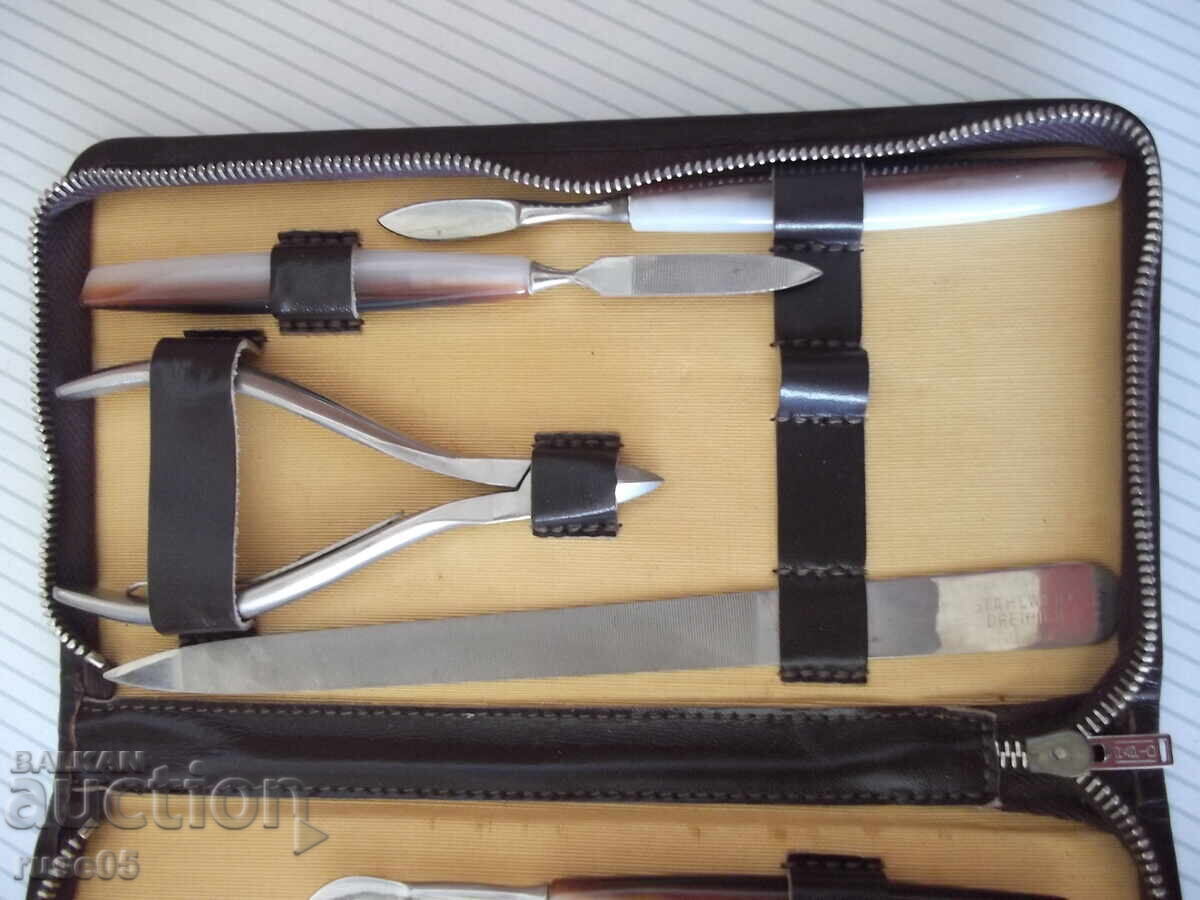 Доставка на Комплект за маникюр и педикюр в кожен несесер Доставка на Комплект за маникюр и педикюр в кожен несесер