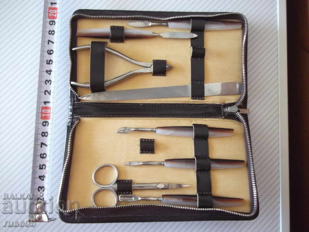 Комплект за маникюр и педикюр в кожен несесер Комплект за маникюр и педикюр в кожен несесер