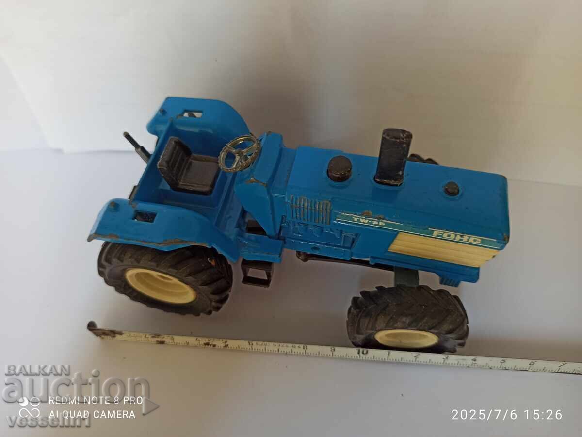Auction  Old metal large and heavy tractor ford SIKU