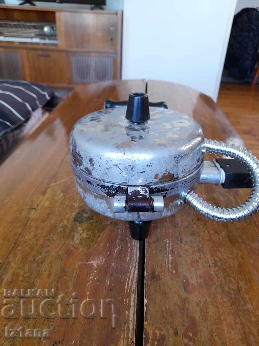 Auction  Old waffle maker, toaster