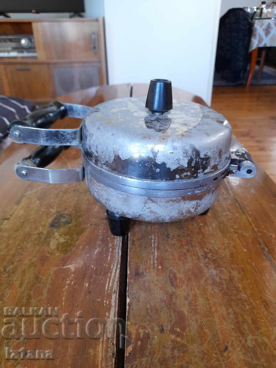 Delivery of Old waffle maker, toaster